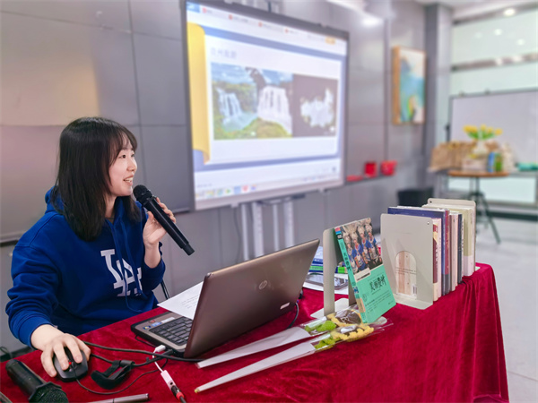 图二 老师和大家分享图书《美丽贵州》.jpg