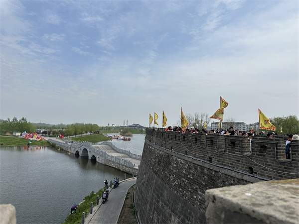 图四 参观寿县古城墙.jpg