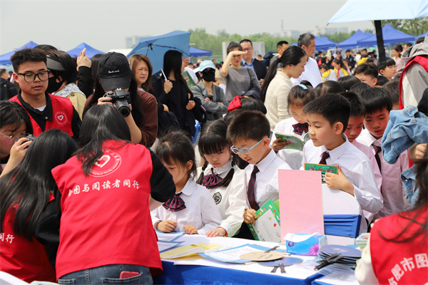 图二 孩子们排队进行图书捐赠.jpg