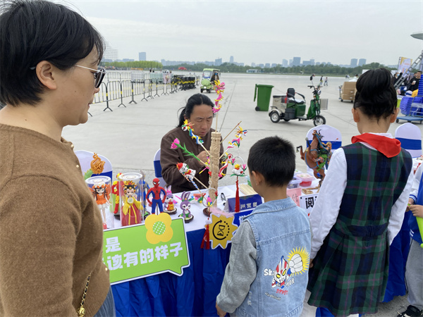 图十 非遗老师现场展示面塑.jpg