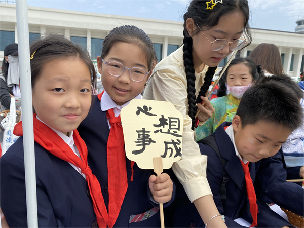 图十一 孩子们展示自己制作的扇子.jpg