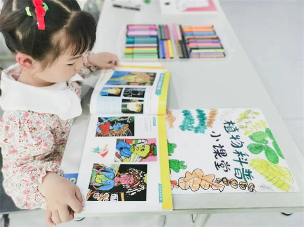 图四 孩子在看绘本图书.jpg