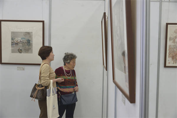图四 现场观众参观画展.jpg