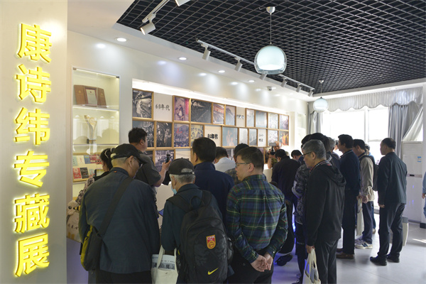 图五 观众参观康诗纬专藏展.jpg