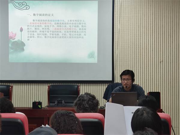 图二 老师给大家讲述数字阅读的相关知识.jpg