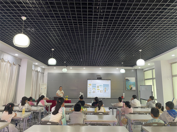 图一 图来图去母亲节美术专题课程在市图温暖开展.jpg