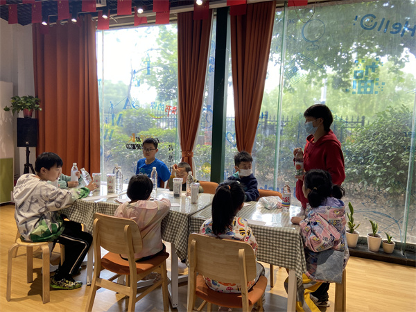 图一 老师带着孩子们画画.jpg