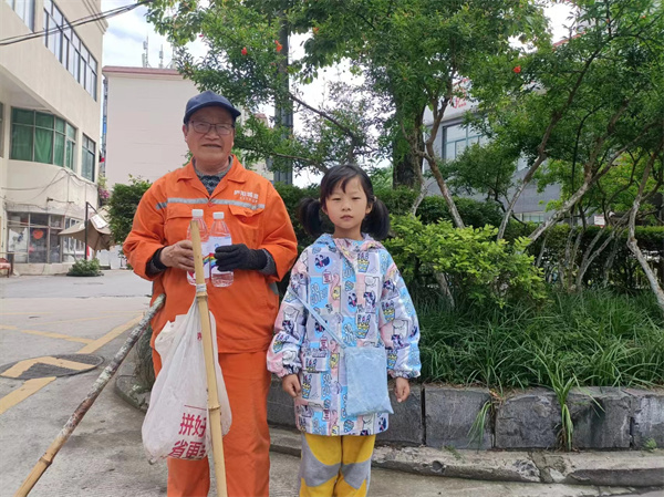 图五 孩子们给环卫工送上矿泉水.jpg