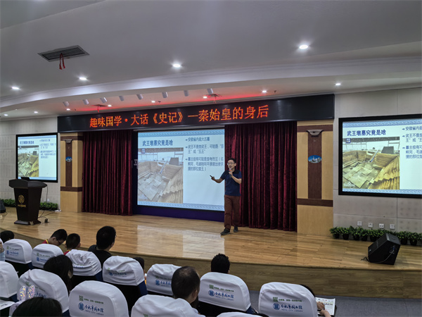 图二 朱老师介绍武王墩墓.jpg