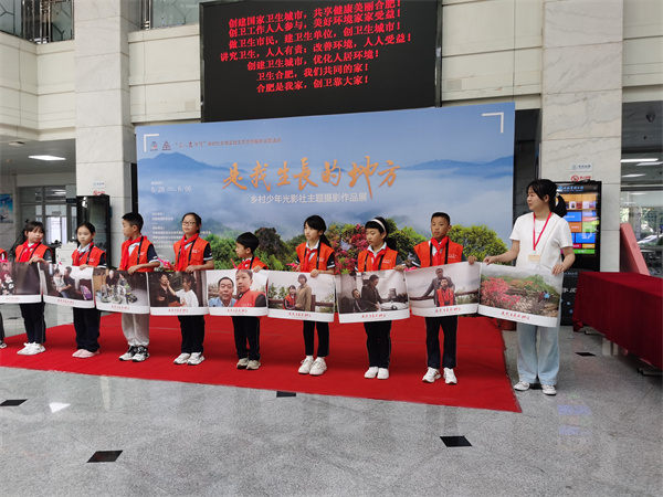 图二 孩子们展示自己的摄影作品.jpg