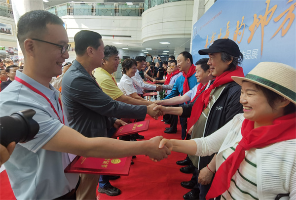 图三 为乡村少年光影社摄影指导老师颁发荣誉证书.jpg