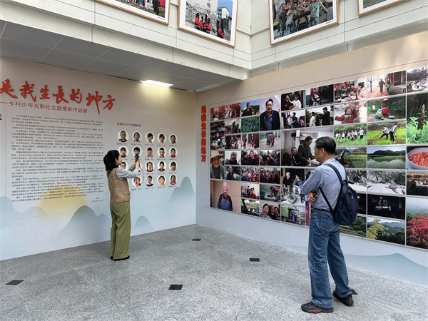 图五 读者观看展览.jpg