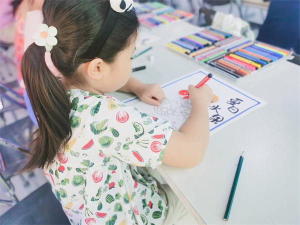 图二 孩子们发挥创意作画.jpg