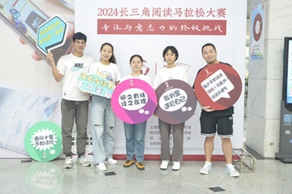 参赛队伍之一合影_副本.jpg