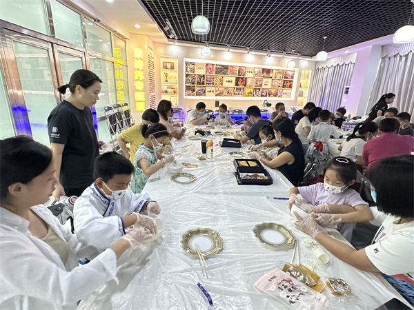 图三 “我们的节日-中秋悦读，巧制月饼”活动中大家一起制作冰皮月饼.jpg