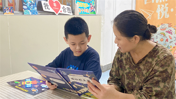 图四 “图书馆夜读—童心探科学 放飞科技梦”活动中亲子共读.jpg