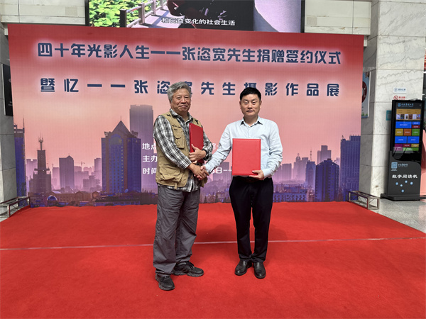 图一 张恣宽先生向合肥市图书馆捐赠自己的摄影作品.jpg