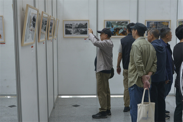 图二 读者观看摄影展.jpg