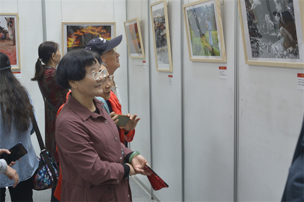 图三观展的读者.jpg