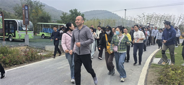 图二 登山比赛开始.jpg