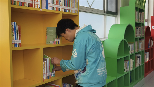图二 孩子们学习为书架上书.jpg