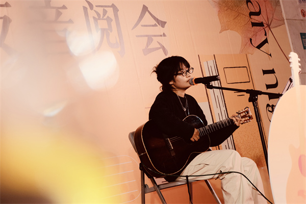 图五 音乐人带心走的吉他弹唱.jpg