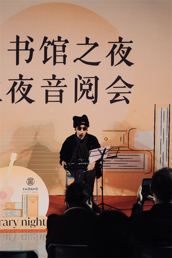 图六 音乐人V·E现场弹唱.jpg