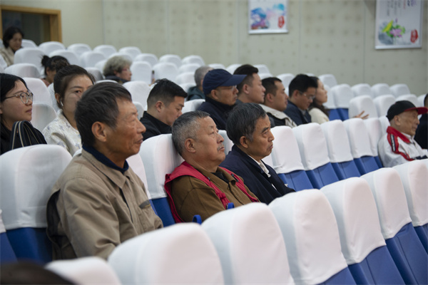 图二 认真听课的观众.jpg