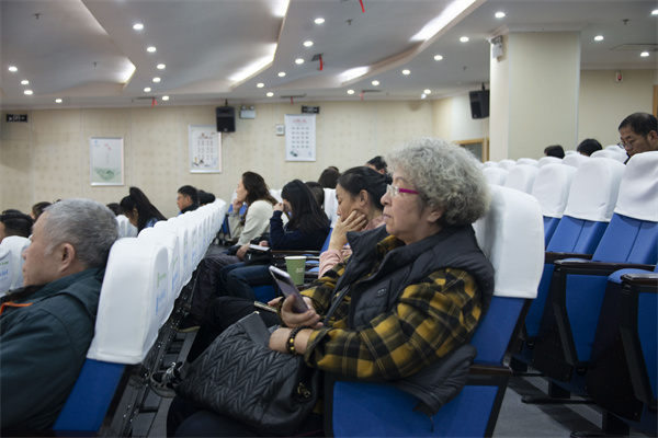 图三 认真听课的观众.jpg