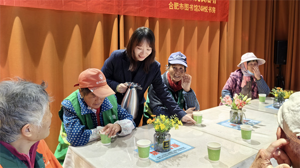 图一 工作人员为户外劳动者们倒上一杯姜茶.jpg