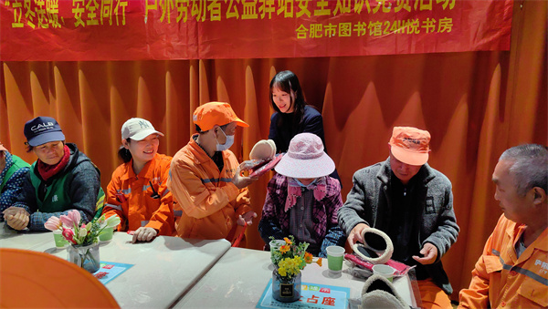 图四 工作人员为户外劳动者们送上“暖冬三件套”.jpg