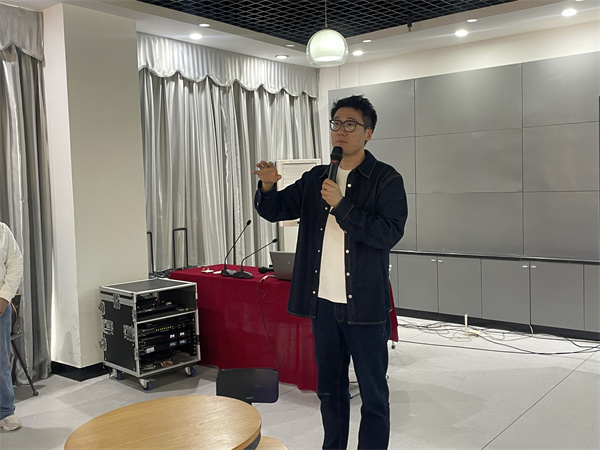 图一 钱子键老师指导团员们进行发声练习.jpg