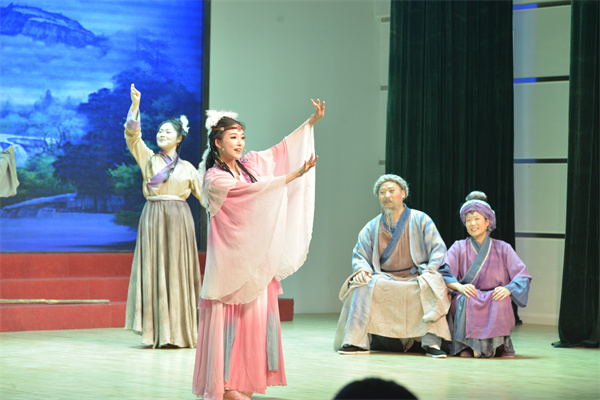 图二 认真表演的演员.jpg