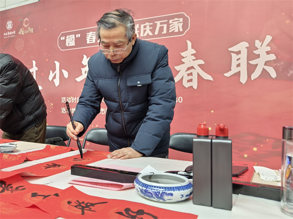 图二 书法家为读者认真书写春联.jpg