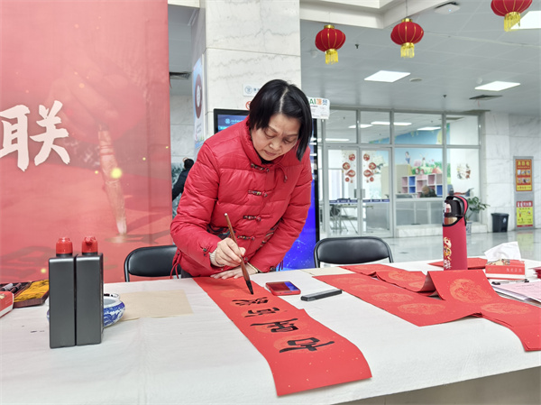 图三 书法家为读者认真书写春联.jpg