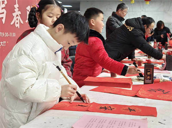 图四 小读者自己书写春联.jpg