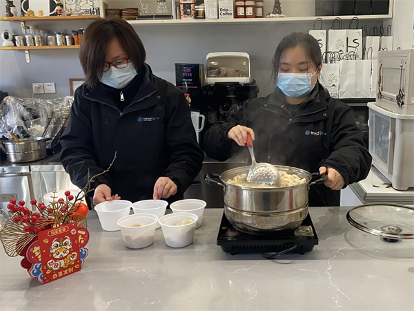 图二 工作人员准备了热腾腾的饺子.jpg