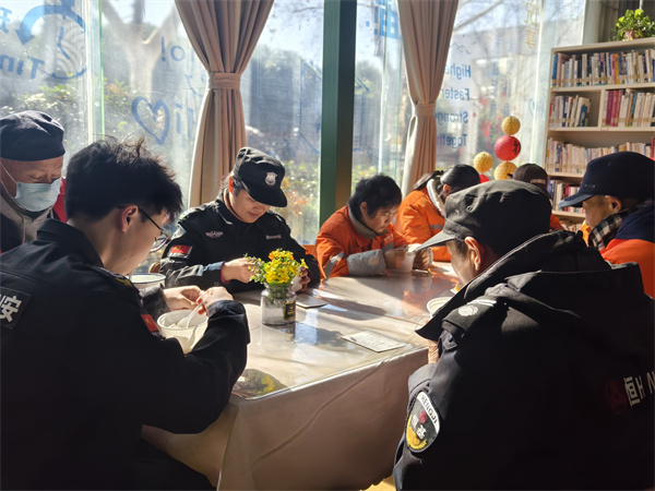 图四 户外劳动者们开心的吃着饺子.jpg