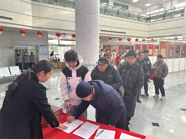 图六 读者们排队抽签领奖.jpg