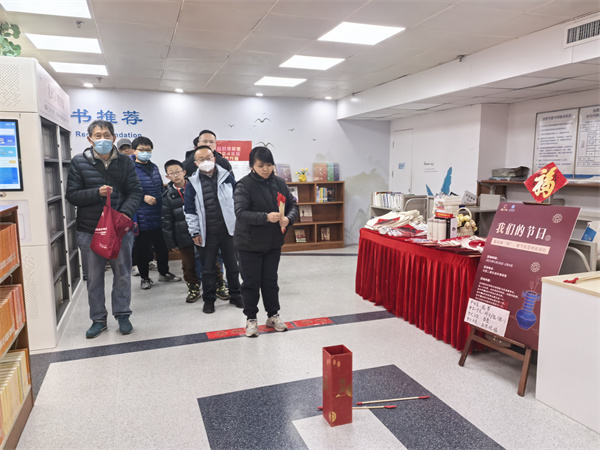 图八 读者们排队体验投壶.jpg