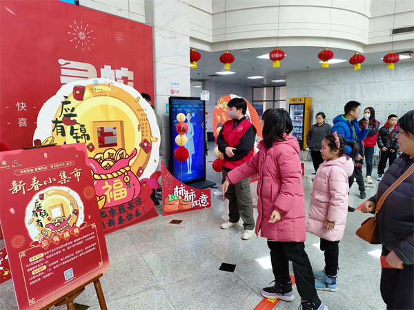 图十三 孩子们体验游戏.jpg
