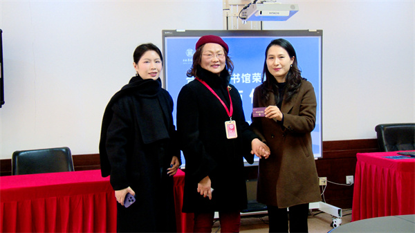 图三 无偿献血荣誉证市民王旭光领取荣誉读者证.jpg