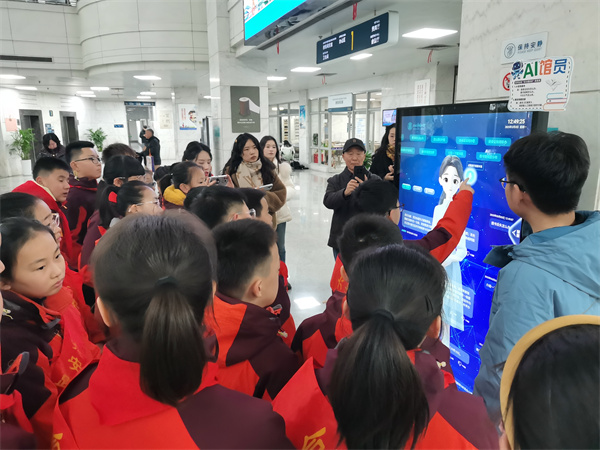 图二 孩子们体验AI馆员.jpg