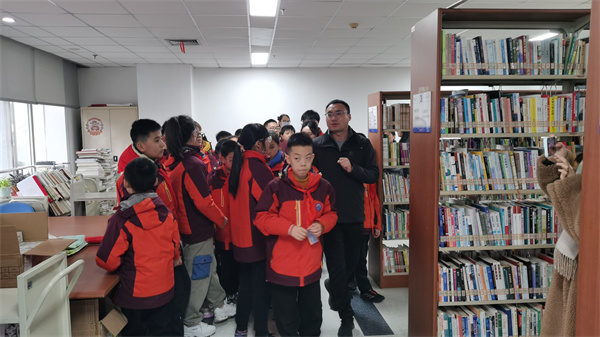 图五 孩子们参观网借中心.jpg