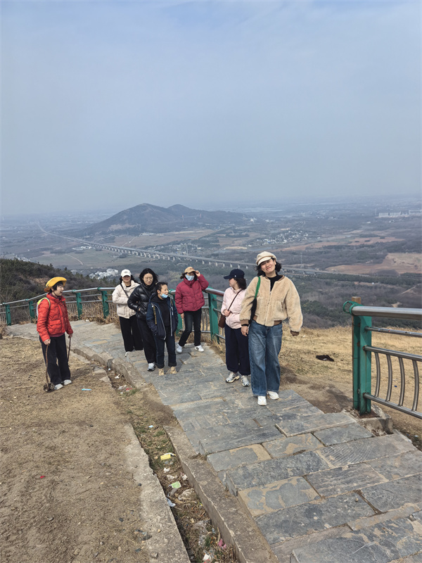 图一 女职工爬白马山.jpg