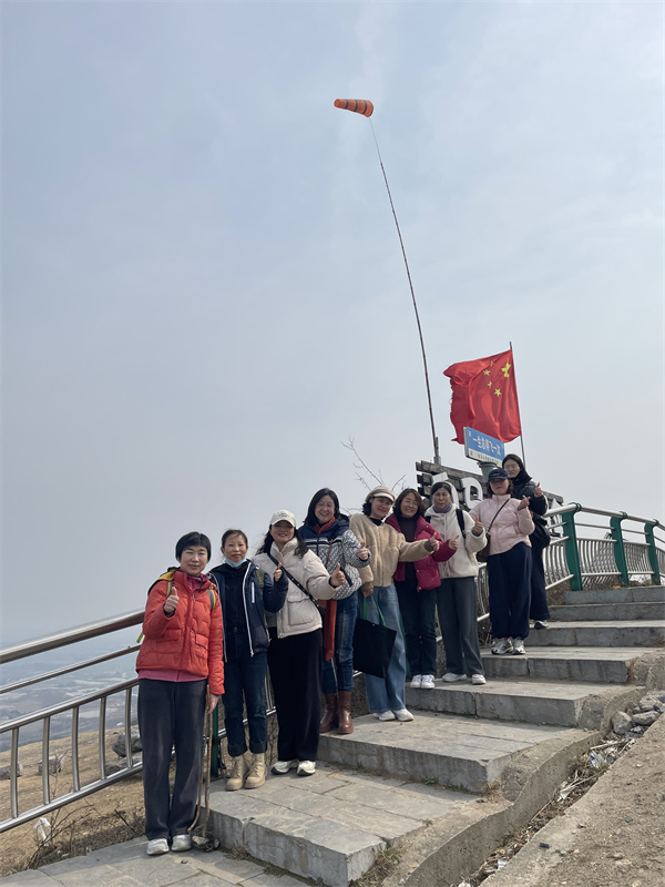 图二 登顶合影.jpg
