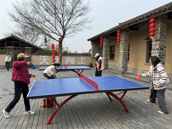 图三 女职工在乡建学堂里打乒乓球.jpg
