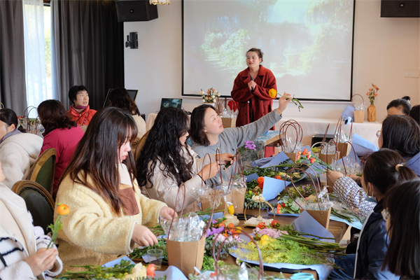 图四 花艺老师教大家插花.jpg