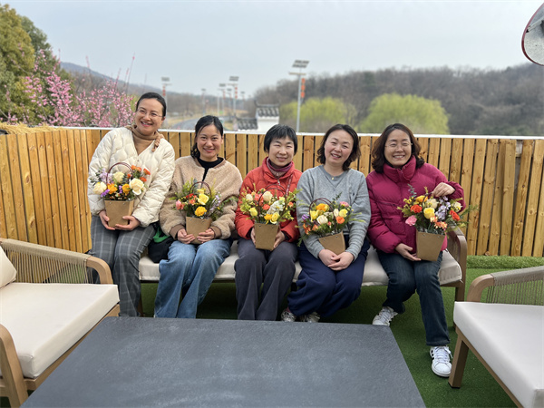 图七 大家开心的拿着自己的花篮合影.jpg