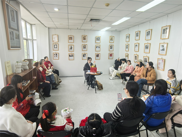 图一 合肥市图书馆举办《向前一步的她们》图书情景展交流会‌.jpg